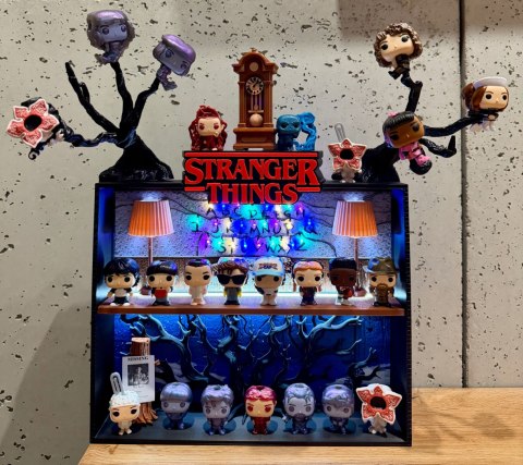 Półka kolekcjonerska LED STRANGER THINGS SALON BYERS Kinder Joy Funko Pop