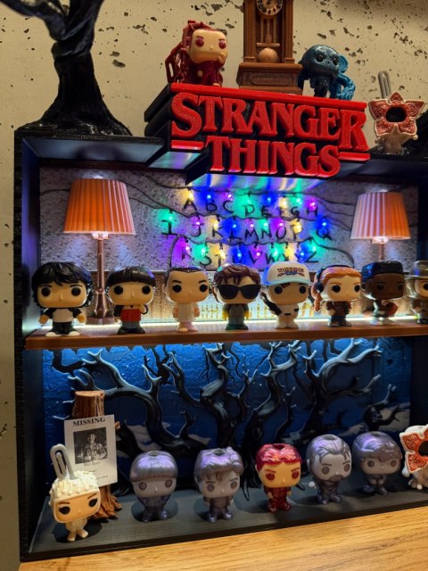 Półka kolekcjonerska LED STRANGER THINGS SALON BYERS Kinder Joy Funko Pop