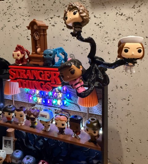 Półka kolekcjonerska LED STRANGER THINGS SALON BYERS Kinder Joy Funko Pop
