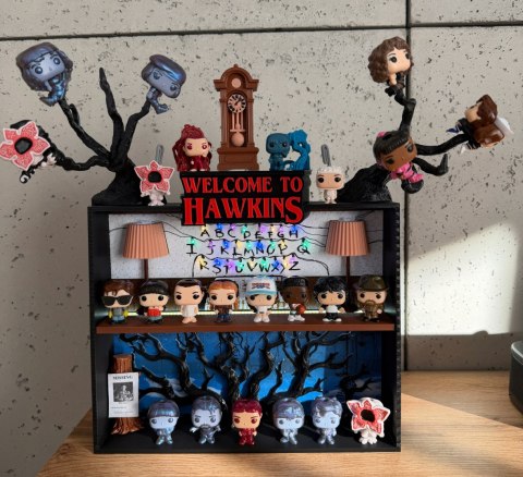 Półka kolekcjonerska LED STRANGER THINGS na figurki Kinder Joy Funko Pop