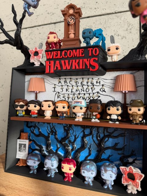 Półka kolekcjonerska LED STRANGER THINGS na figurki Kinder Joy Funko Pop