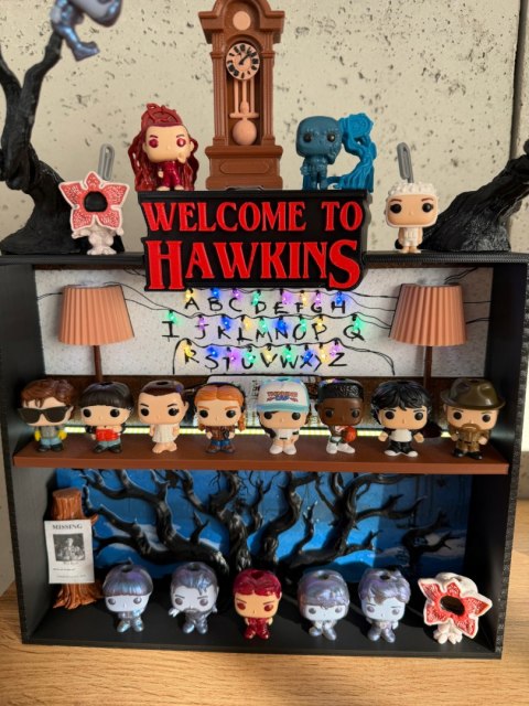 Półka kolekcjonerska LED STRANGER THINGS na figurki Kinder Joy Funko Pop