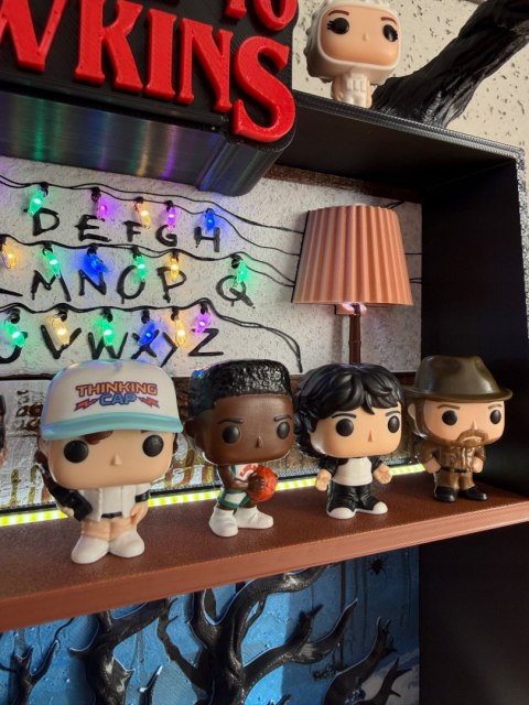 Półka kolekcjonerska LED STRANGER THINGS na figurki Kinder Joy Funko Pop