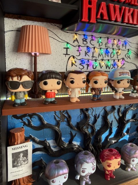 Półka kolekcjonerska LED STRANGER THINGS na figurki Kinder Joy Funko Pop