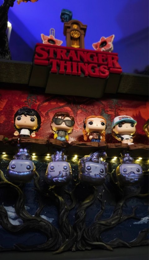 Półka kolekcjonerska STRANGER THINGS na figurki Kinder Joy Funko Pop