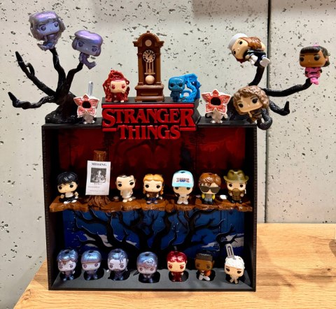 Półka kolekcjonerska STRANGER THINGS na figurki Kinder Joy Funko Pop