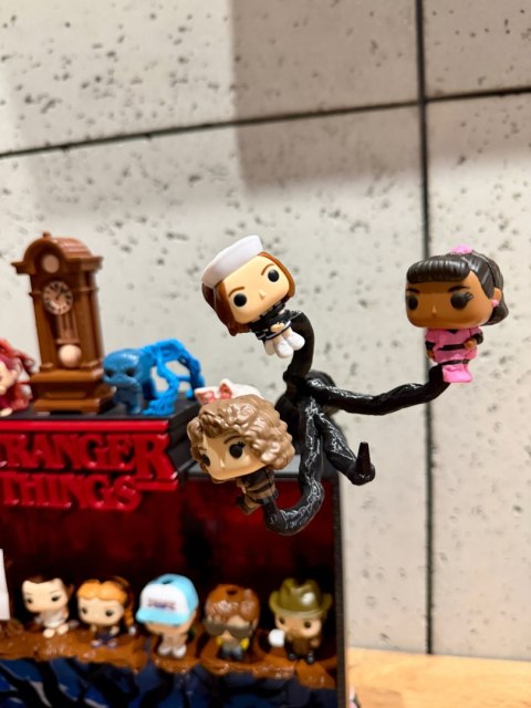 Półka kolekcjonerska STRANGER THINGS na figurki Kinder Joy Funko Pop