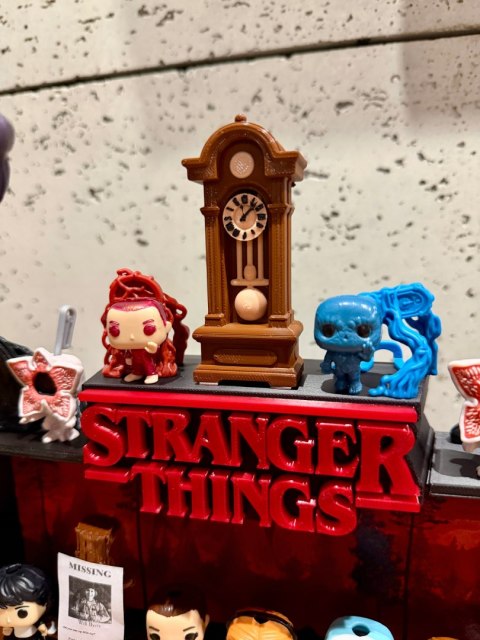 Półka kolekcjonerska STRANGER THINGS na figurki Kinder Joy Funko Pop