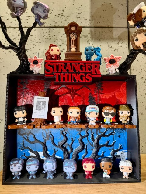 Półka kolekcjonerska STRANGER THINGS na figurki Kinder Joy Funko Pop