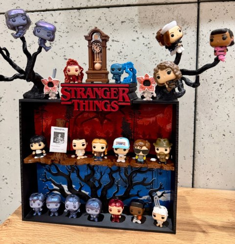 Półka kolekcjonerska STRANGER THINGS na figurki Kinder Joy Funko Pop