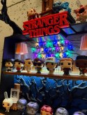 Półka kolekcjonerska LED STRANGER THINGS SALON BYERS Kinder Joy Funko Pop