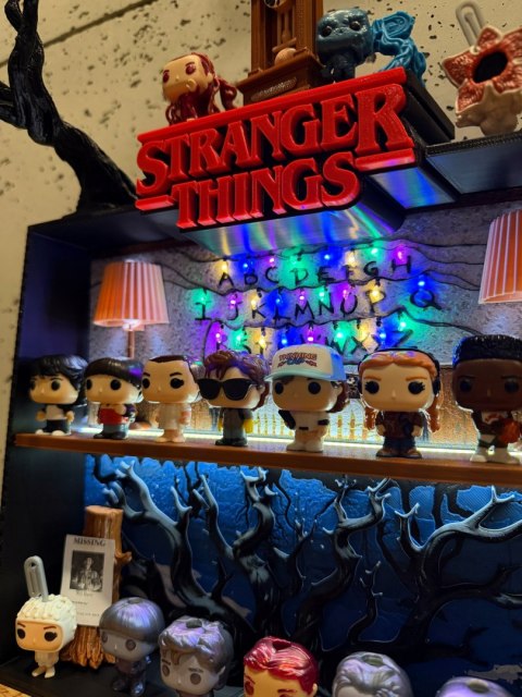 Półka kolekcjonerska LED STRANGER THINGS SALON BYERS Kinder Joy Funko Pop