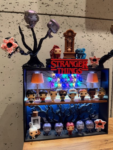 Półka kolekcjonerska LED STRANGER THINGS SALON BYERS Kinder Joy Funko Pop