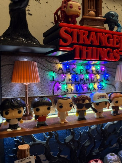 Półka kolekcjonerska LED STRANGER THINGS SALON BYERS Kinder Joy Funko Pop