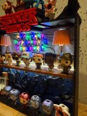 Półka kolekcjonerska LED STRANGER THINGS SALON BYERS Kinder Joy Funko Pop
