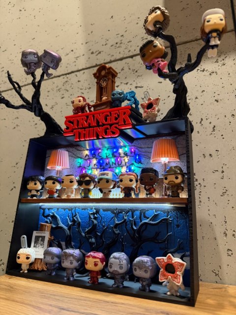 Półka kolekcjonerska LED STRANGER THINGS SALON BYERS Kinder Joy Funko Pop
