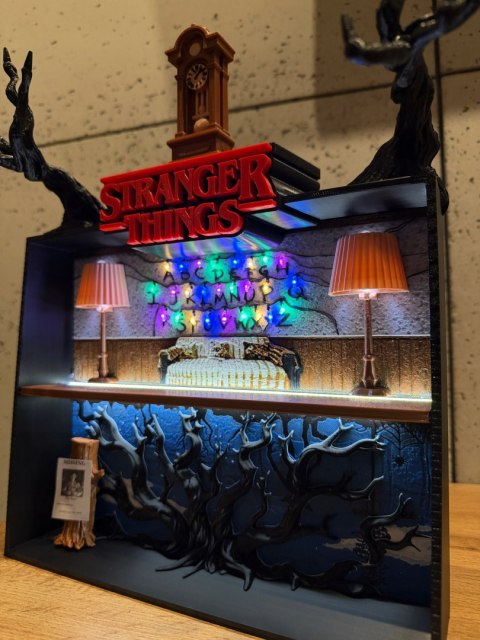 Półka kolekcjonerska LED STRANGER THINGS SALON BYERS Kinder Joy Funko Pop