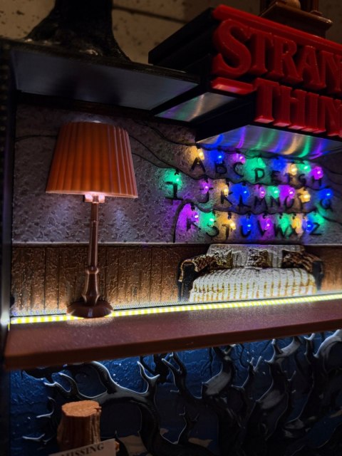 Półka kolekcjonerska LED STRANGER THINGS SALON BYERS Kinder Joy Funko Pop