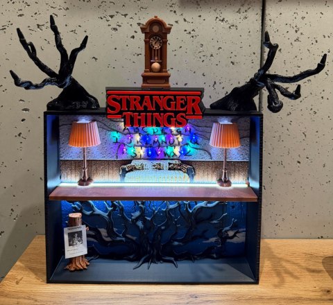 Półka kolekcjonerska LED STRANGER THINGS SALON BYERS Kinder Joy Funko Pop