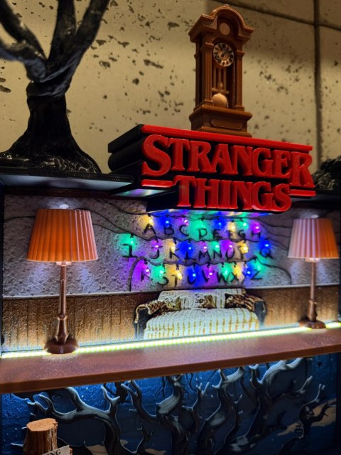 Półka kolekcjonerska LED STRANGER THINGS SALON BYERS Kinder Joy Funko Pop